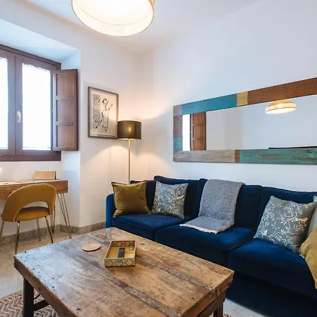 Lägenhet Apartment In Former Monastery With Patio In City Centre Free Parking