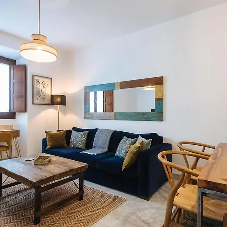 Lägenhet Apartment In Former Monastery With Patio In City Centre Free Parking *