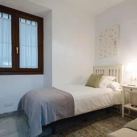 Apartment In Former Monastery With Patio In City Centre Free Parking Sewilla