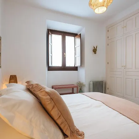 Apartment In Former Monastery With Patio In City Centre Free Parking Sewilla